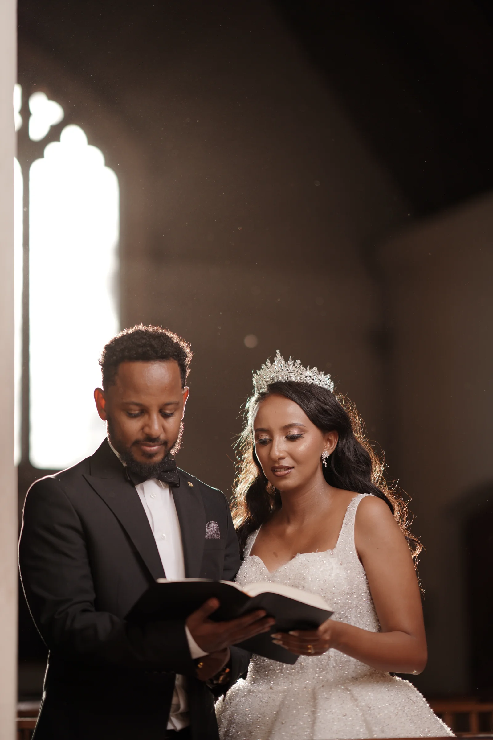 እያሱ እና ኤልሳ መጽሐፍ ቅዱስ ሲያነቡ